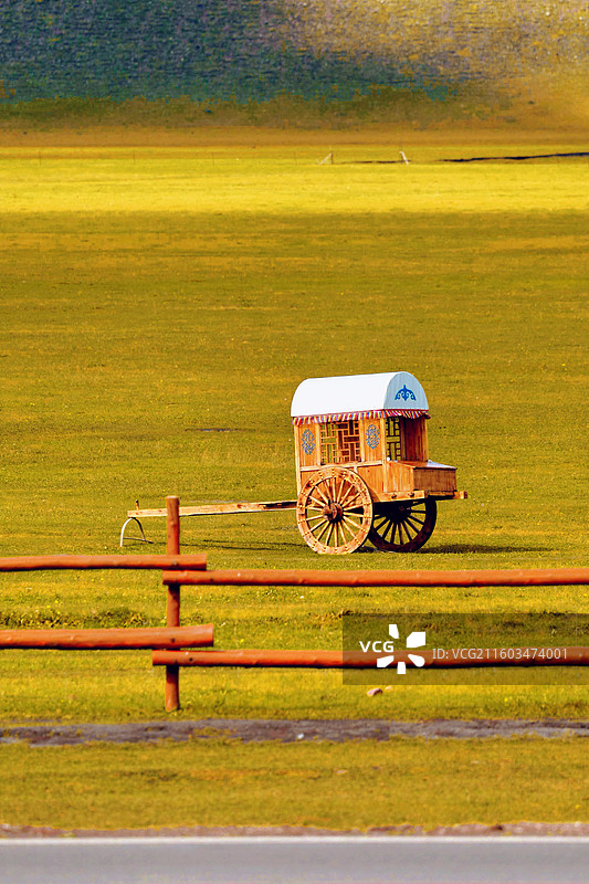 秋天内蒙古自治区呼伦贝尔市国家5A级旅游景区莫尔格勒河景区黄色大草原上的勒勒车图片素材