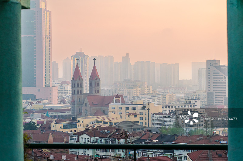 山东青岛观象山城市红顶建筑与高楼黄昏远景图片素材