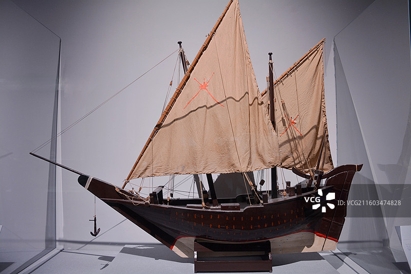 苏哈尔号船诞生于阿曼苏尔城，“苏哈尔号”帆船沿着古代伊斯兰航海家们开辟的航线从阿曼航行至中国图片素材