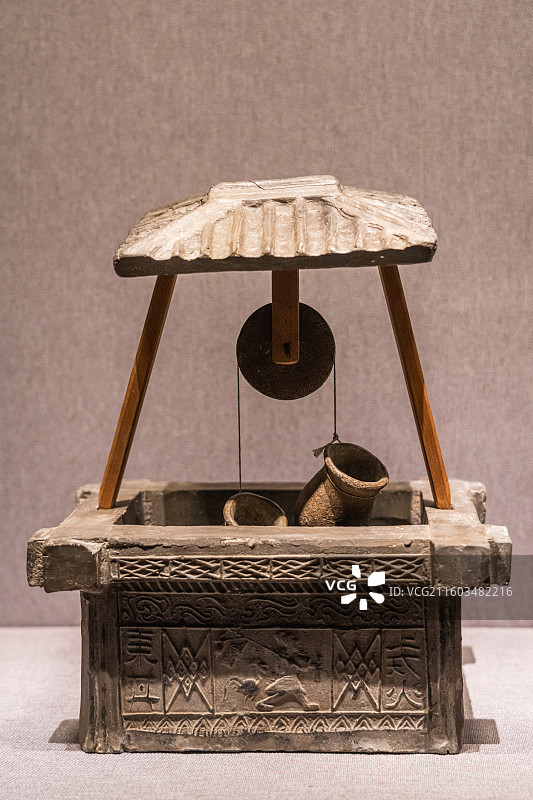 “灭火东井”陶井（东汉）河南博物院藏 偃师市出土图片素材