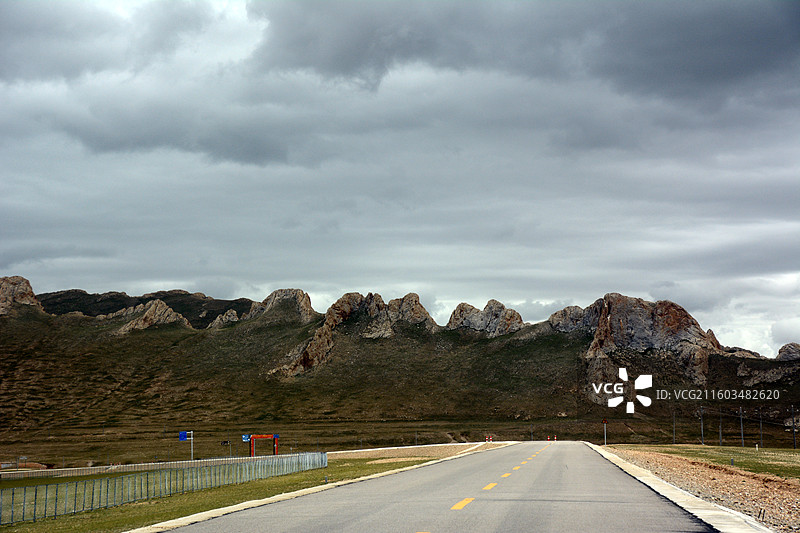 西藏那曲色林错湖班戈县与申扎县交界处沿途自然风光图片素材