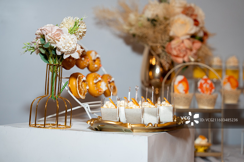 甜蜜婚礼甜品台装饰的蛋糕图片素材