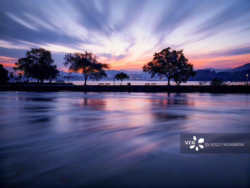 《友格岛晨光：云树湖水破晓图》图片素材