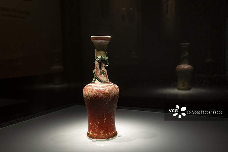 豇豆红釉堆绿螭纹瓶图片素材