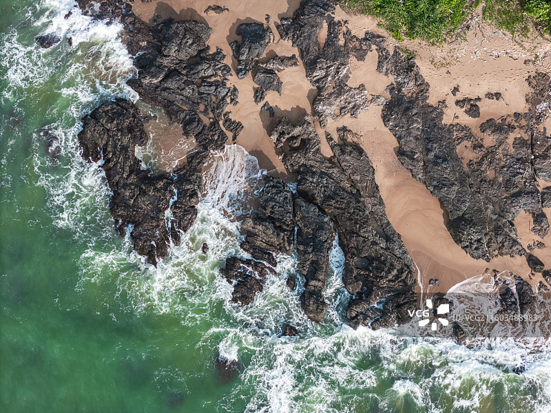 海南东半岛的琼海、文昌、万宁沿线，澄澈碧海与细软沙滩相映，海风轻拂，伴着粼粼波光，定格下惬意的看海时图片素材