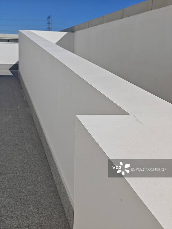 线条艺术走廊扶手 明珠园标准厂房 工业厂房硬朗线条建筑设计 上海临港产业区图片素材