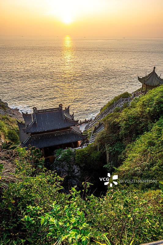 东海日出照亮梵音古洞 梵音洞 普陀山海天佛国 日出时分朝阳照亮寺庙 普陀十二胜景图片素材
