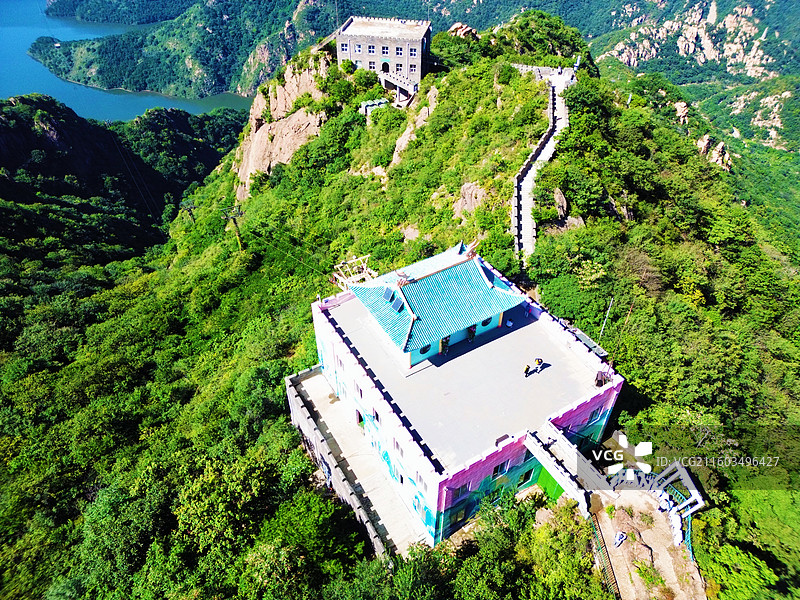 航拍从山海关角山长城通往小天池的道路，小天池是一个燕塞湖，以类喀斯特地貌为主，有陡峭的悬崖和奇峰异石图片素材