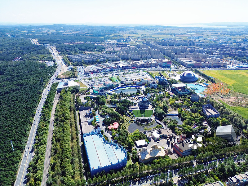 航拍镜头下的长影世纪城，不仅是一个主题乐园，更是一座将电影文化、高科技娱乐与在地景观完美融合的视觉地图片素材