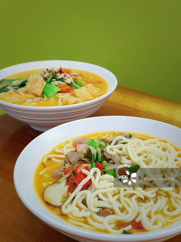 次坞打面：桌上碗里食物高视角特写镜头图片素材