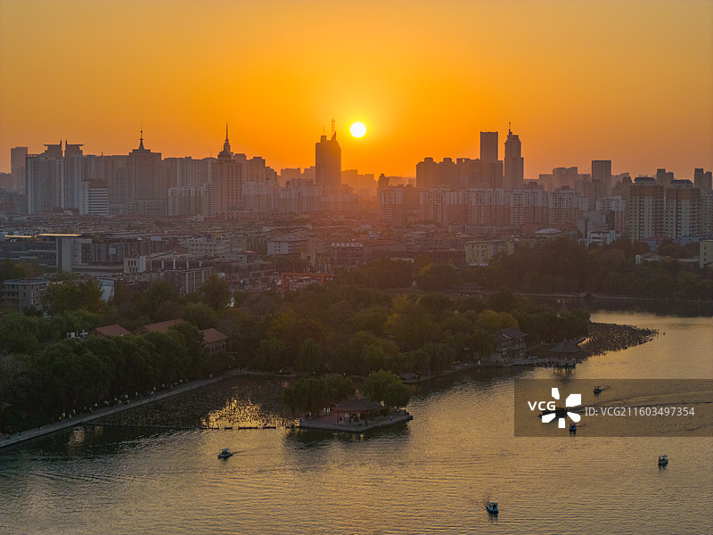 济南大明湖公园日落晚霞图片素材