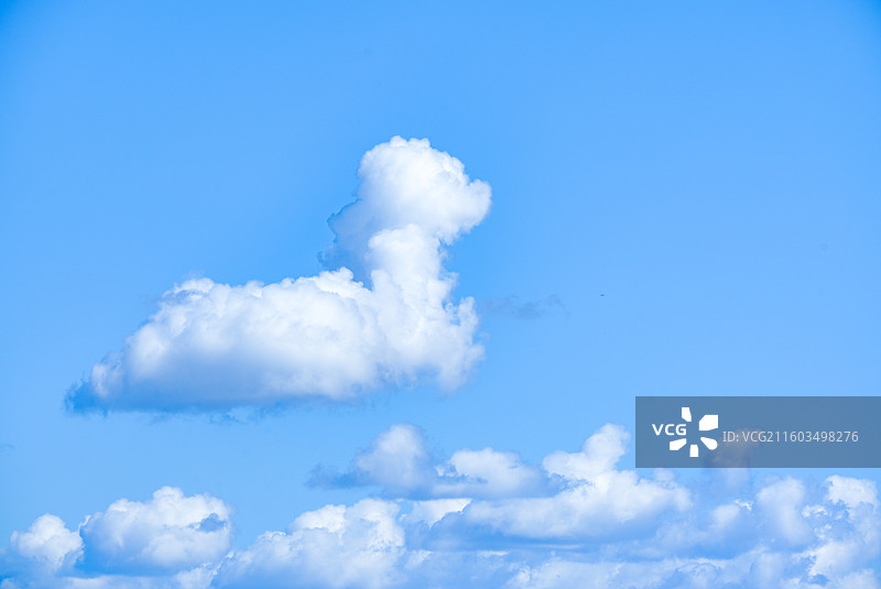 蓝天中像小狗一样的云朵图片素材