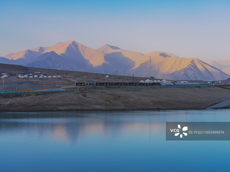 中国新疆的昆仑山和白沙山和白沙湖图片素材