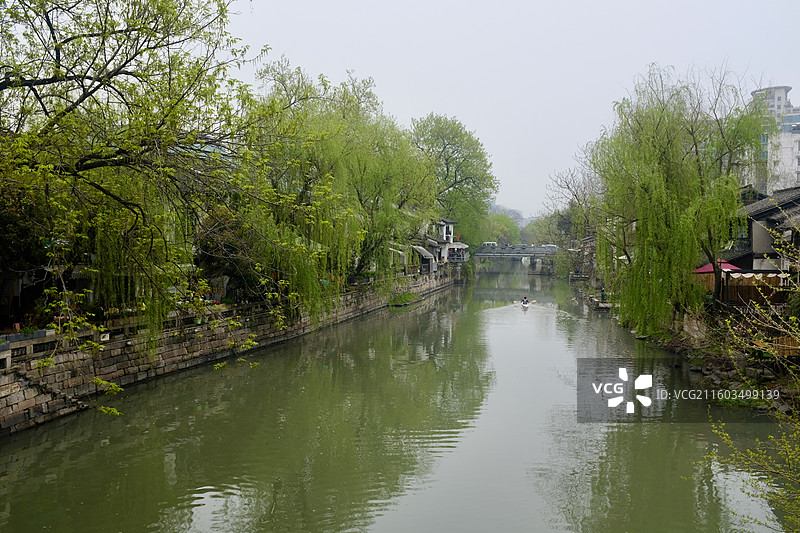 小河直街河道边的绿树与房屋图片素材