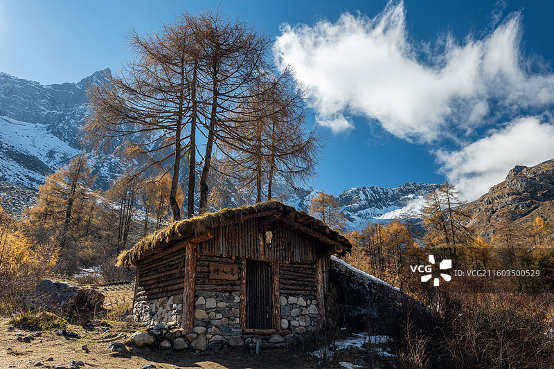 雪山下的小木屋图片素材
