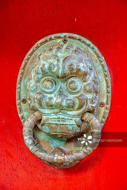 兽面椒图铺首门环 寺庙门钹 普陀山海天佛国 祥慧庵寺庙大门上的装饰性构件图片素材