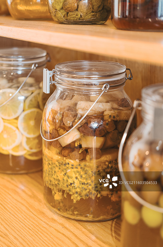 桌上罐子里食物的特写镜头图片素材