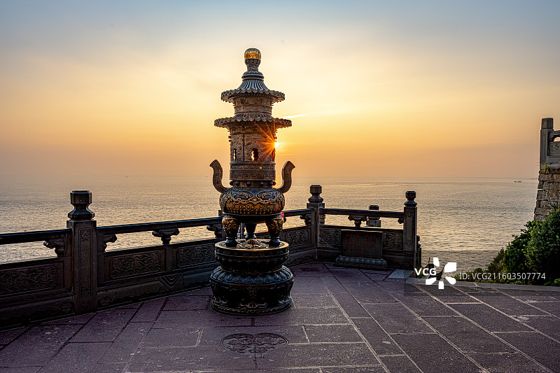 日照香炉生紫烟 梵音古洞 东海日出朝阳照亮梵音洞寺庙 普陀山海天佛国 普陀十二胜景图片素材