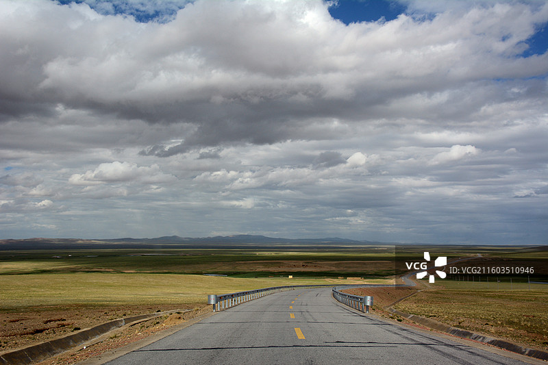 西藏那曲班戈沿途高原天空云雨草地牧场风光图片素材