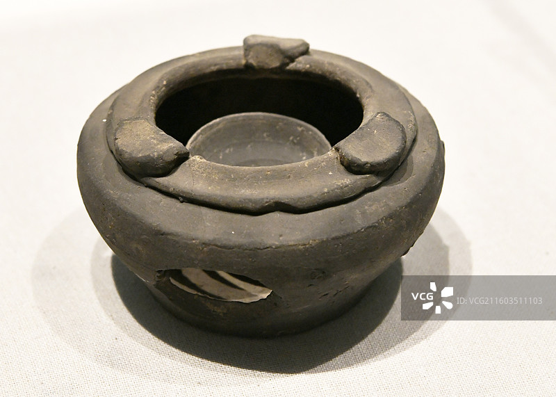 河南省开封市常明古灯博物馆造型各异的清代灯具图片素材