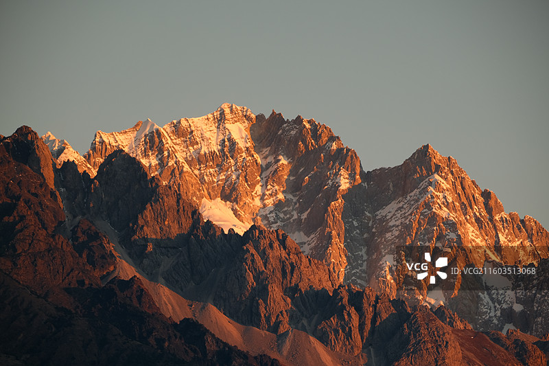 玉龙雪山日照金山近景图片素材