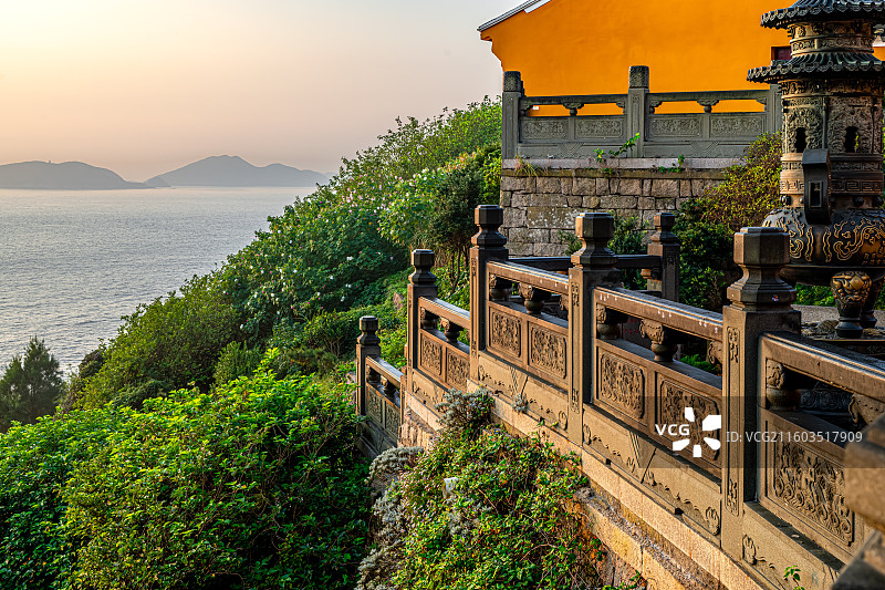 梵音古洞 梵音洞 普陀山海天佛国 日出时分朝阳照亮寺庙 普陀十二胜景图片素材