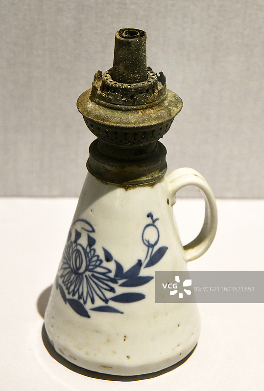 河南省开封市常明古灯博物馆造型各异的灯具  青花菊纹瓷灯图片素材