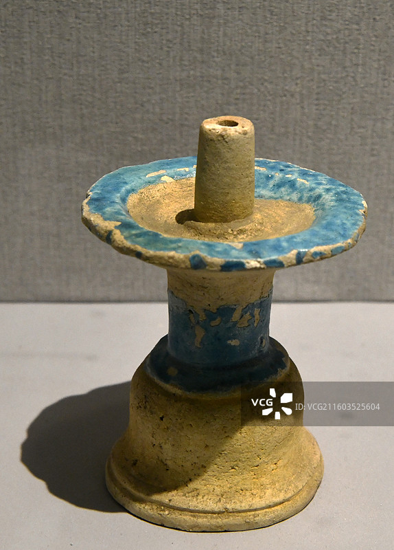 河南省开封市常明古灯博物馆造型各异的灯具图片素材