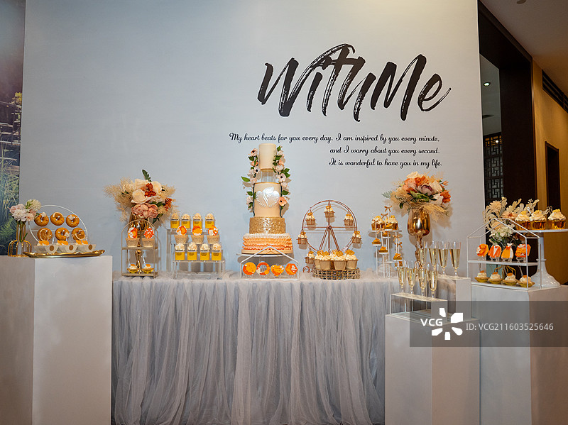 甜蜜婚礼甜品台装饰的蛋糕图片素材