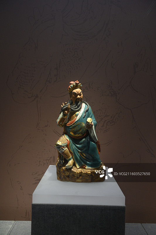 加彩关云长夜读春秋瓷雕图片素材