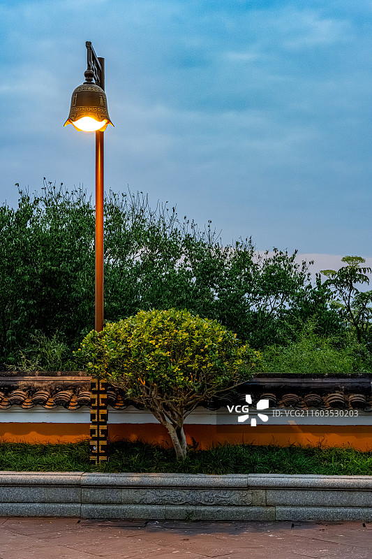 傍晚路灯渐亮 照亮寺庙庭院的台阶 温暖明灯 普陀山海天佛国 梵音古洞 梵音洞 普陀十二胜景图片素材
