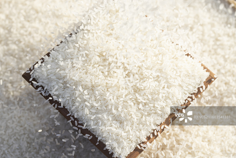 大米落入米升子中特写图片素材