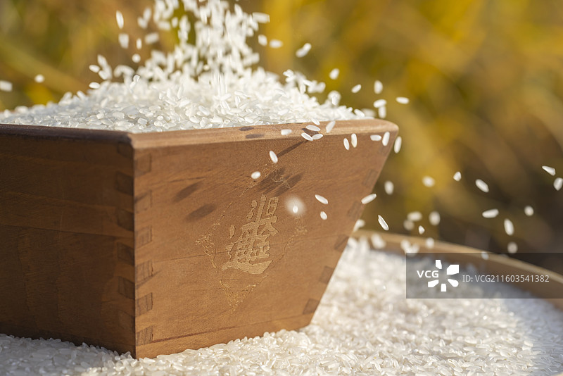 大米落入米升子中特写图片素材