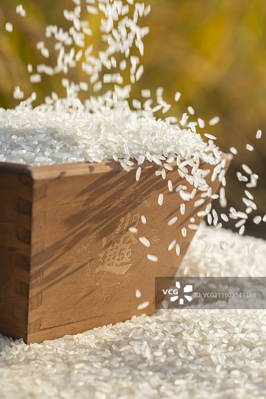 大米落入米升子中特写图片素材
