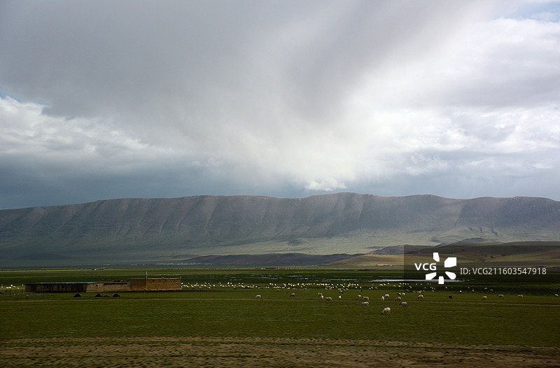 西藏那曲班戈沿途高原天空云雨草地牧场风光图片素材