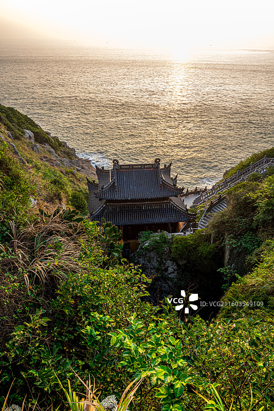 东海日出照亮梵音古洞 梵音洞 普陀山海天佛国 日出时分朝阳照亮寺庙 普陀十二胜景图片素材
