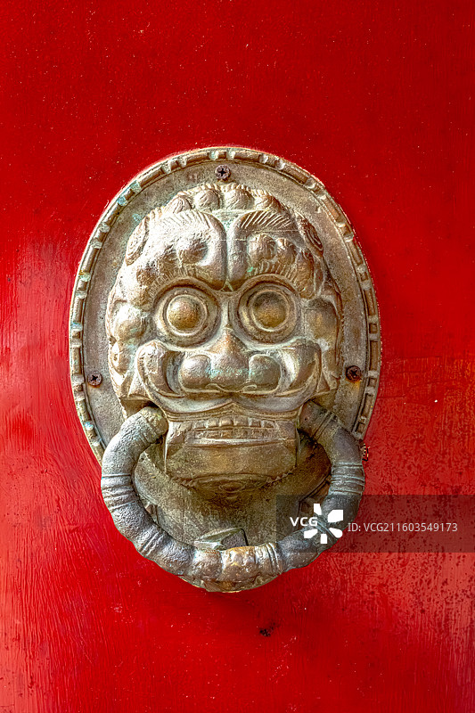 兽面椒图铺首门环 寺庙门钹 普陀山海天佛国 祥慧庵寺庙大门上的装饰性构件图片素材