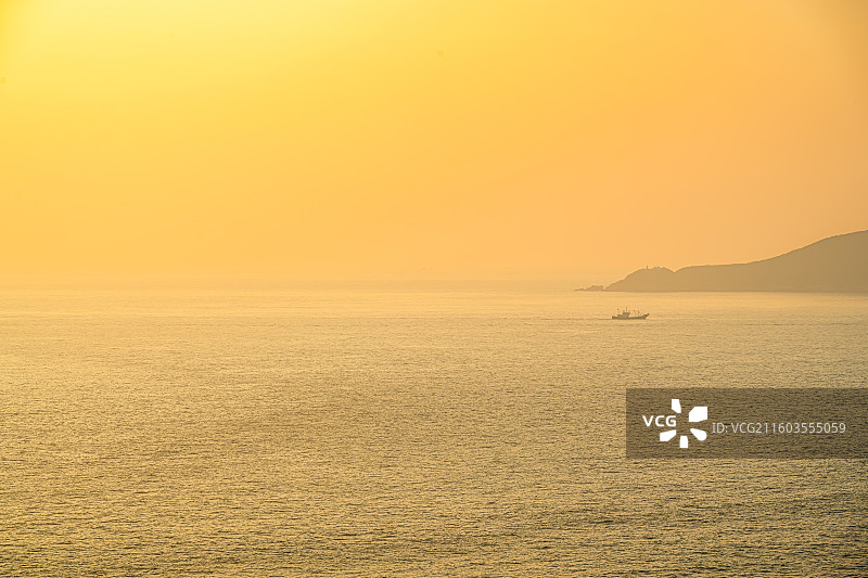 一叶扁舟远渡金色朝阳海岸 日出时眺望莲花洋洛迦山景区 同登觉岸 普陀山海天佛国 普陀十二胜景图片素材