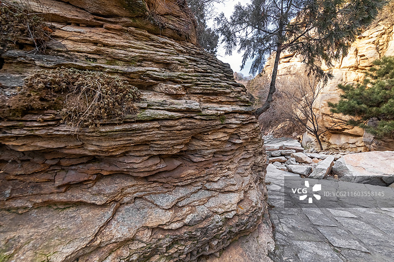 北京郊区冬季的冰瀑和冰面，冬季桃源仙谷景区的冰瀑布和冰面风景图片素材