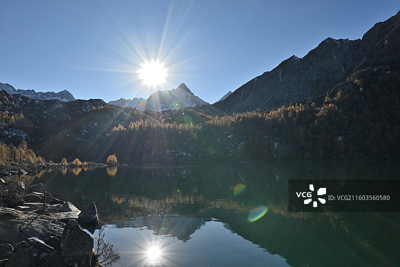 党岭夏羌拉雪山三湖图片素材