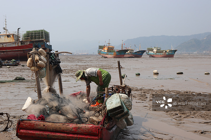渔民在海边捕捞图片素材