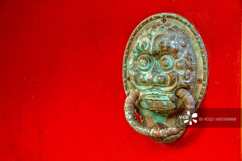 兽面椒图铺首门环 寺庙门钹 普陀山海天佛国 祥慧庵寺庙大门上的装饰性构件图片素材