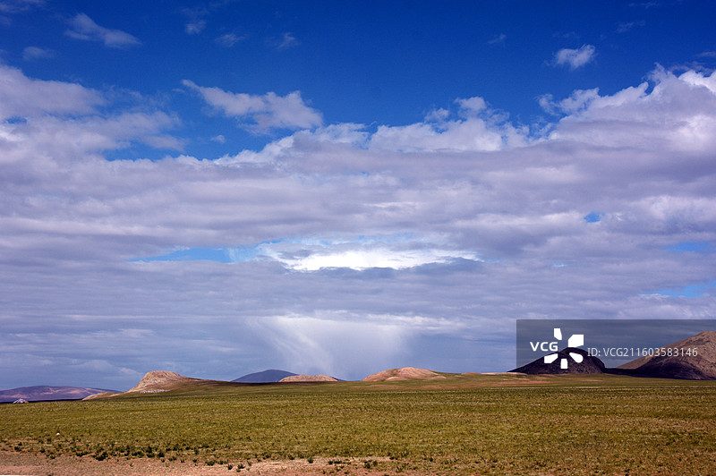 西藏那曲班戈沿途高原天空云雨草地牧场风光图片素材