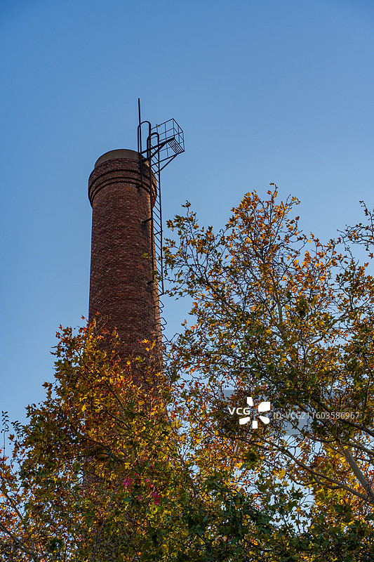 秋日下的河南省郑州记忆·1952油化厂创意园的红砖烟囱，是园区最具标志性的工业遗迹之一图片素材