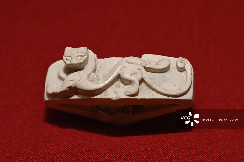 汉景帝阳陵博物院藏 西汉 浮雕螭虎玉剑格图片素材