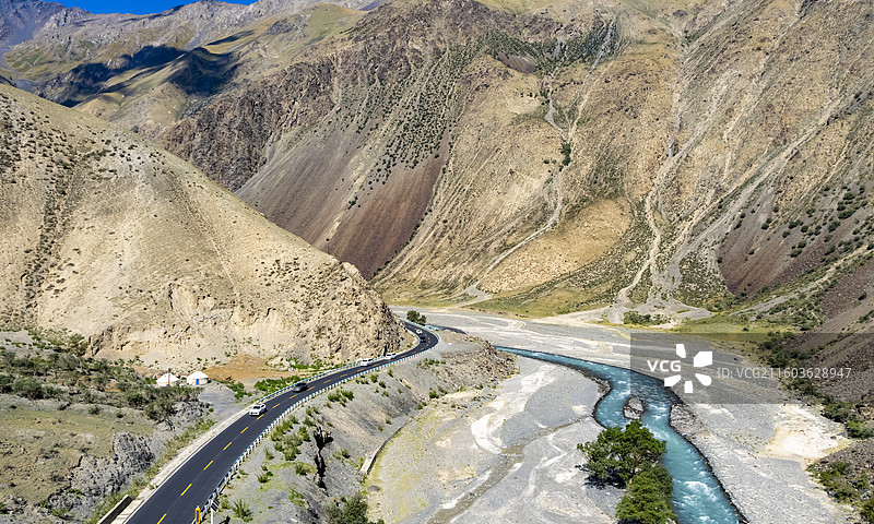 新疆塔城地区独库公路高山峡谷中的道路交通风光航拍全景图片素材