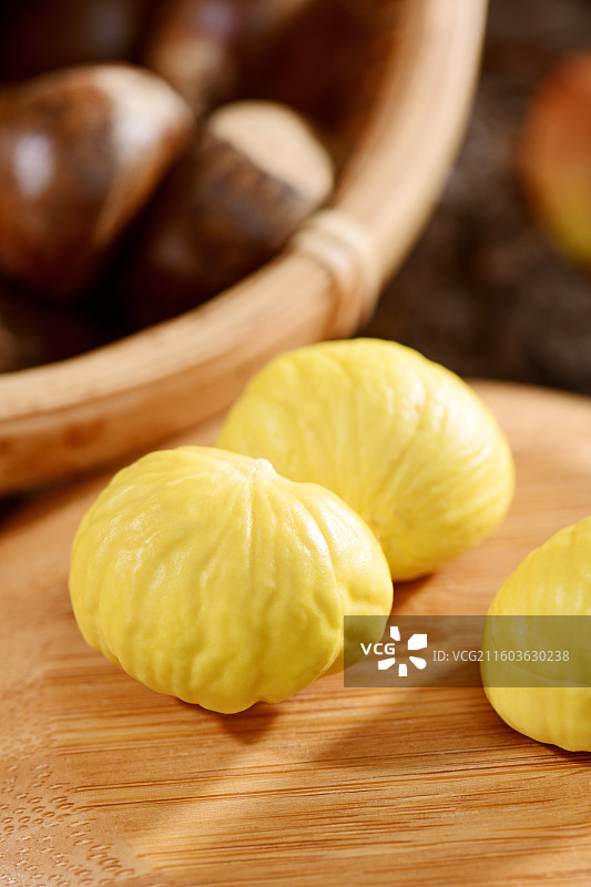 刚收获的新鲜板栗图片素材