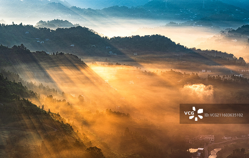 灿烂晨光照山乡——四川宜宾屏山县龙华镇图片素材