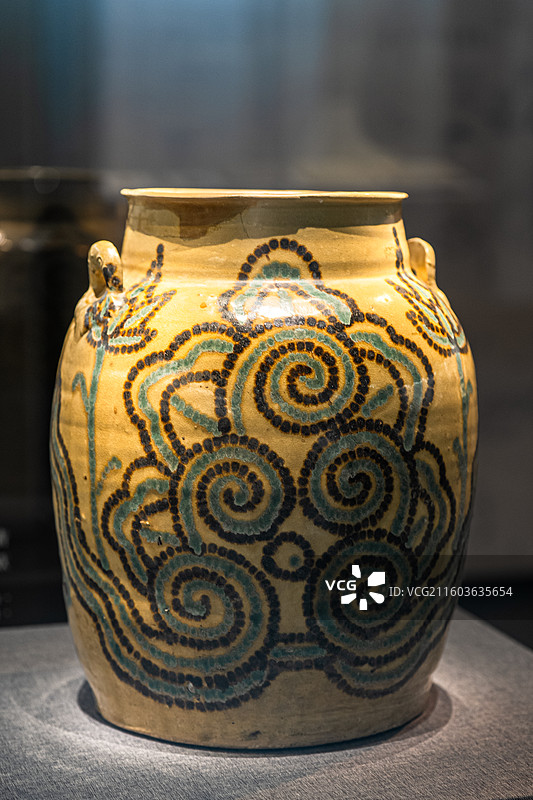 唐代 长沙窑 青釉褐绿点彩云纹双耳罐 扬州博物馆图片素材