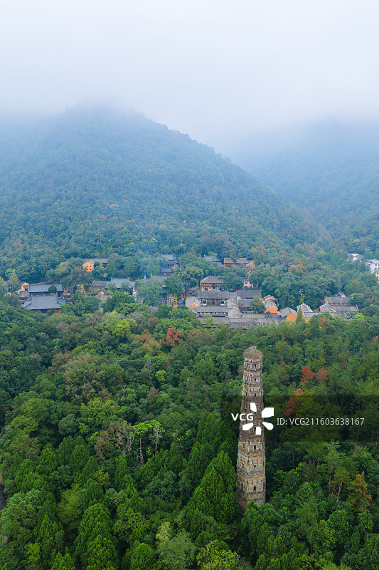 航拍云雾中的浙江台州天台国清寺和隋塔图片素材